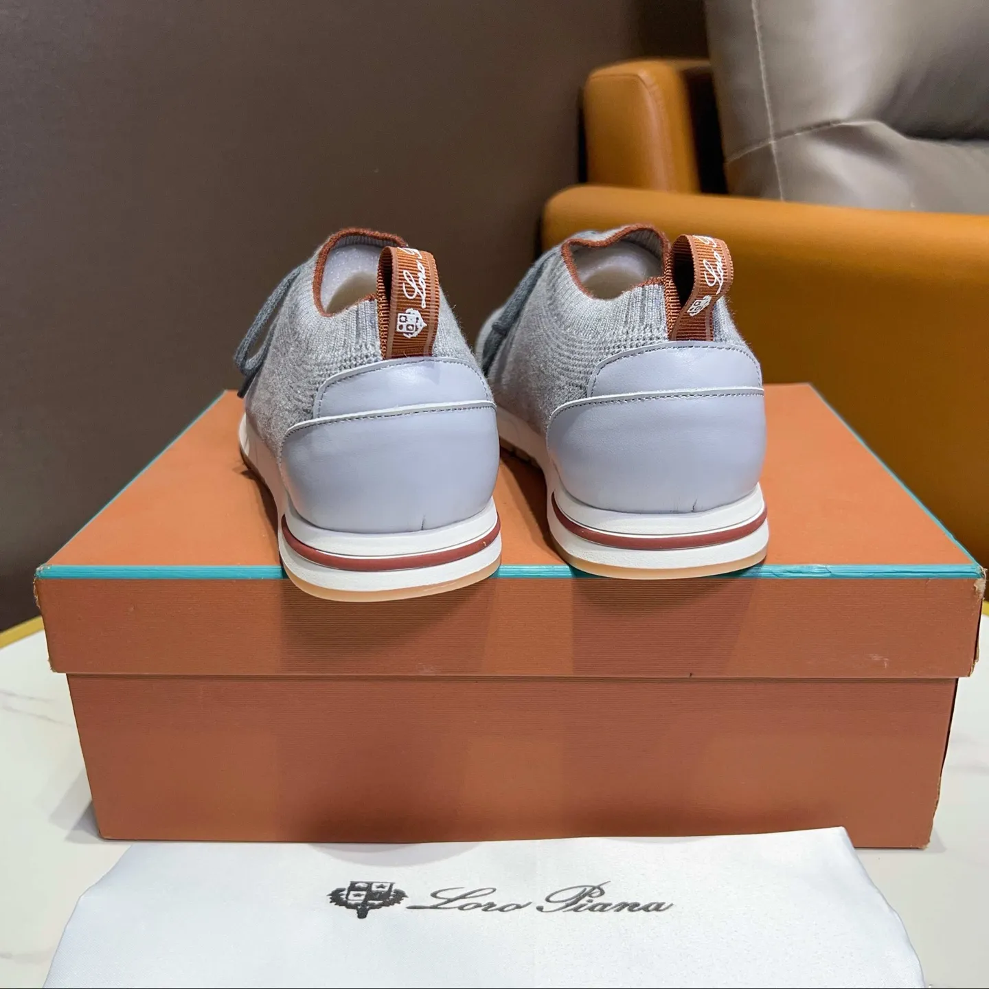 Factory price: 400💰 (loro men's shoes💰iana) New moccasin shoes official website original 1:1 mold opening, original quality💯fine workmanship, high-end luxury☘The upper is made of original waterproof treated breathable fly-woven suede🌴luxury🐂leather lining🍓rubber wear-resistant and non-slip outsole, size 38-44 (size 45 can be customized)